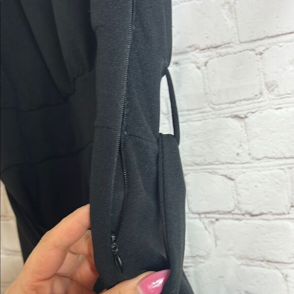 Chic Black Jumpsuit with Belt - Picture 7 of 8